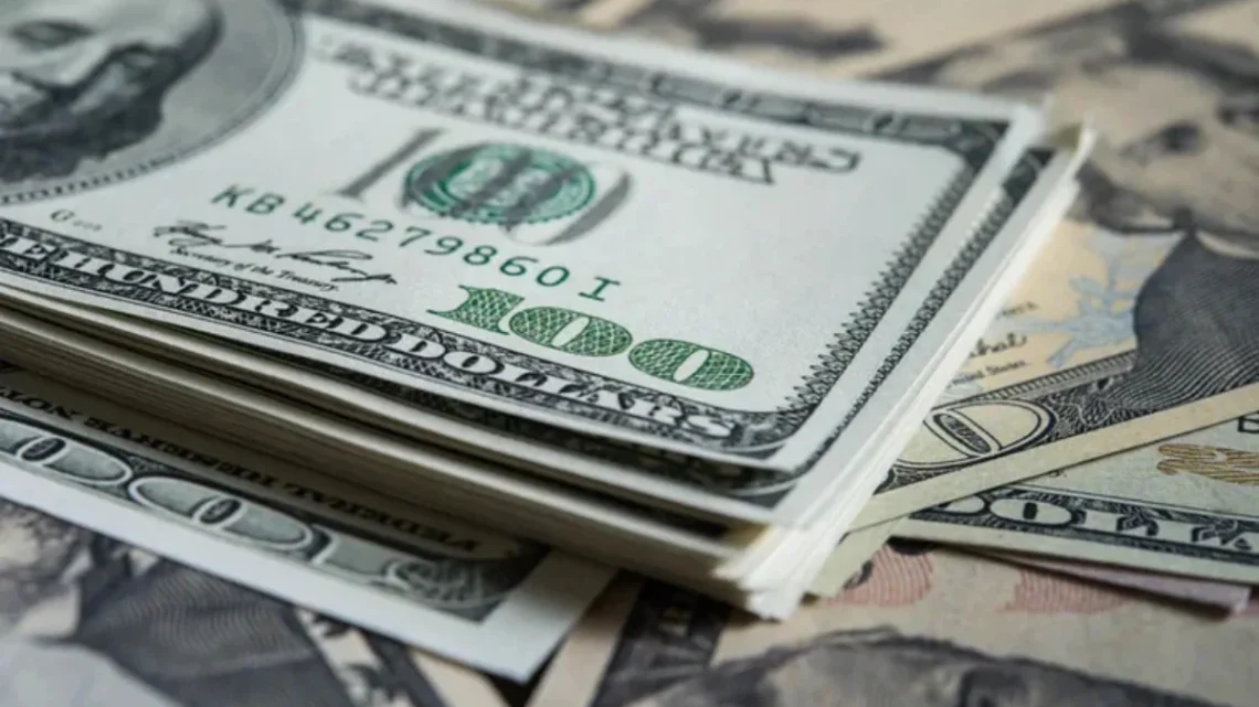 Dólar recua: o dólar ampliou a queda frente ao real e, por volta das 11h30, recuava 1,47%, a R$ 5,231, próximo da mínima do dia, de R$ 5,224 (Designed by/Freepik)
