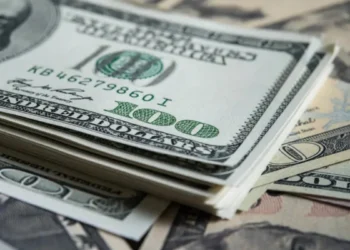 Dólar recua a R$ 5,22 com queda do petróleo