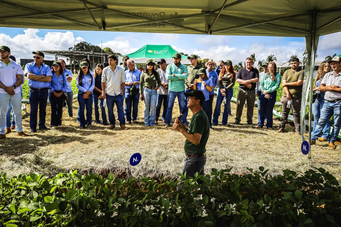 Professor Rafael Nunes explica sobre fisiologia do solo no evento de lançamento