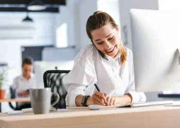 Estagiárias mulheres lideram contratações e efetivações em 2025, diz Companhia de Estágios