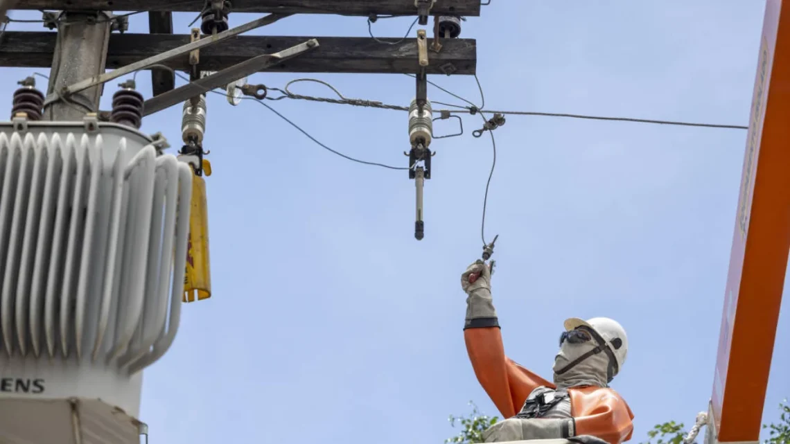 Manutenção em cabos de energia durante apagão na cidade de São Paulo - Danilo Verpa - 15.dez.2025/Folhapress