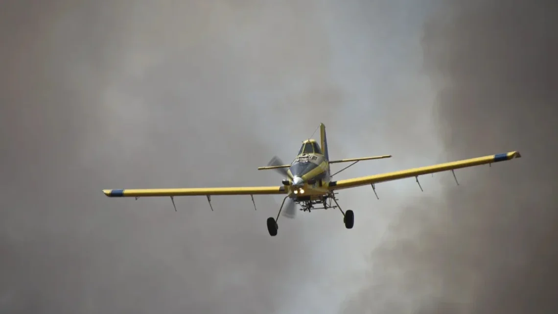 Foto: Avião turboélice AirTractor mergulhando para o lançamento de água  • CASTOR BECKER JR