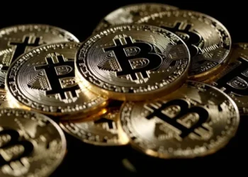 Bitcoin sobe com tensão geopolítica e volta aos US$ 70 mil