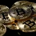 Bitcoin sobe com tensão geopolítica e volta aos US$ 70 mil