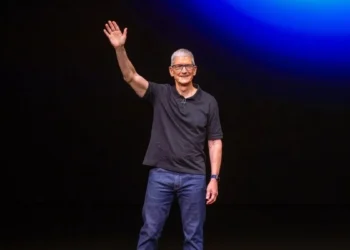 Apple anuncia sucessão: Tim Cook deixará o cargo e John Ternus será CEO