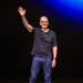 Apple anuncia sucessão: Tim Cook deixará o cargo e John Ternus será CEO