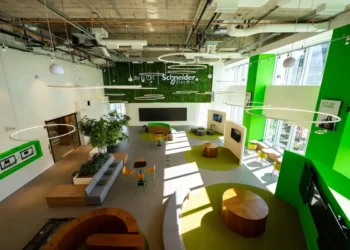 Schneider Electric leva soluções avançadas de gestão de redes elétricas a 60% da população brasileira