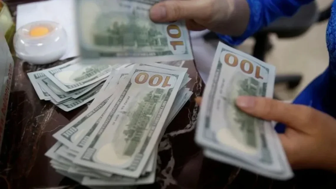 Notas de dólar  • 16/05/2016. REUTERS/Kham
