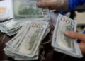 Ibovespa cai e dólar sobe com tensão global