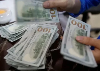 Ibovespa cai e dólar sobe com tensão global