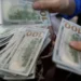 Ibovespa cai e dólar sobe com tensão global