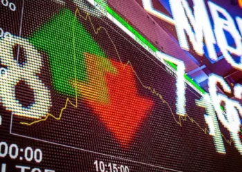 Ibovespa recua e dólar fica estável com tensão externa