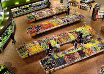 Ruptura em supermercados cai para 11,7% em março, mas alívio nos preços não reduz pressão em itens