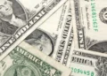 Ibovespa cai e dólar fica estável com tensão externa