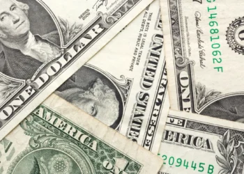 Ibovespa cai e dólar fica estável com tensão externa