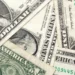Ibovespa cai e dólar fica estável com tensão externa