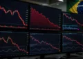 Ibovespa perde força após recorde e só 8 ações escapam de queda