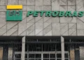 Petrobras reajusta gasolina, mas subsídio limita alta nas bombas