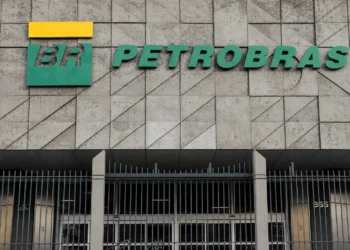 Petrobras reajusta gasolina, mas subsídio limita alta nas bombas