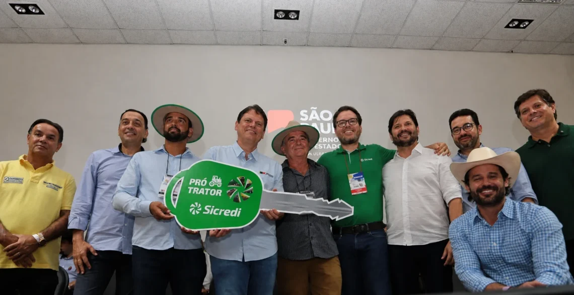 Durante a Agrishow, o governador Tarcísio de Freitas participou da entrega simbólica dos tratores aos associados do Sicredi
Divulgação/Sicredi