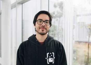 Startup fundada por brasileiro levanta US$ 1 milhão e desenvolve agentes de IA sob medida