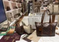Arezzo inaugura pop-up dedicada a bolsas em São Paulo e apresenta monograma
