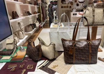 Arezzo inaugura pop-up dedicada a bolsas em São Paulo e apresenta monograma
