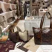 Arezzo inaugura pop-up dedicada a bolsas em São Paulo e apresenta monograma