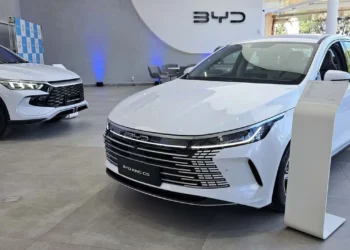 Exportações chinesas de veículos elétricos superam modelos a combustão pela primeira vez