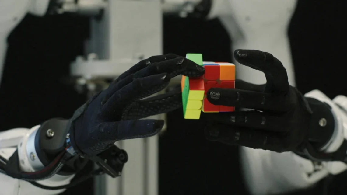 Mão robótica da Genesis AI manipula cubo mágico - Genesis AI/via REUTERS