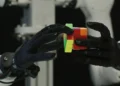 Genesis AI apresenta primeiro modelo de robô com mãos humanas