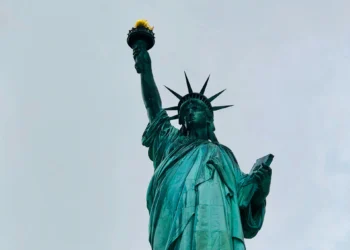 EUA endurecem regra e exigem que estrangeiros saiam do país para pedir green card