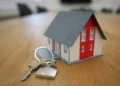 Casa própria fica mais distante e jovens adiam saída da casa dos pais