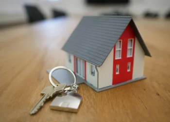 Casa própria fica mais distante e jovens adiam saída da casa dos pais