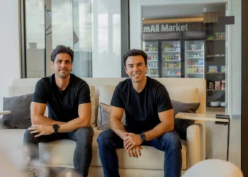 Dois brasileiros revolucionam o setor de micromercados de condomínios residenciais americanos