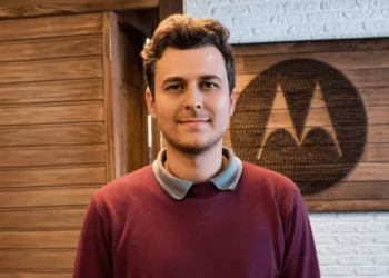 Motorola aposta em nova liderança para acelerar estratégia em IA, premium e dispositivos conectados