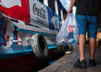Projeto piloto de reciclagem navega pelos rios da Amazônia para mostrar o valor dos resíduos e ampliar o diálogo sobre sua destinação correta