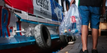 Projeto piloto de reciclagem navega pelos rios da Amazônia para mostrar o valor dos resíduos e ampliar o diálogo sobre sua destinação correta