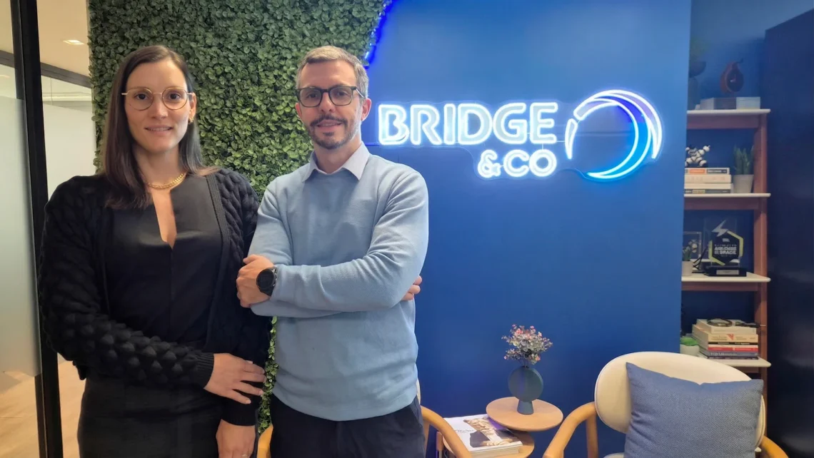 Carolina Abrantes, sócia-diretora e cofundadora da Bridge & Co., e Carlos Eduardo, sócio-diretor e CEO da empresa