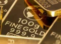 Ouro fecha em queda e prata despenca com expectativa de juros mais altos nos EUA