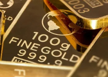 Ouro fecha em queda e prata despenca com expectativa de juros mais altos nos EUA