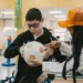 Lalamove doa 800 bolas de futebol para a AACD em São Paulo