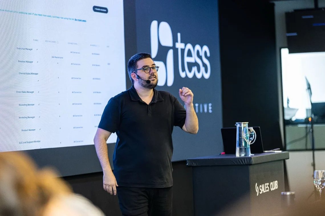 Rica Barros, CEO da Tess AI, durante a apresentação do conceito Human-AI