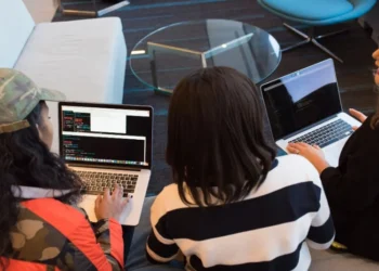 Escola da Nuvem promove evento que integra estudantes de tecnologia com o mercado de trabalho
