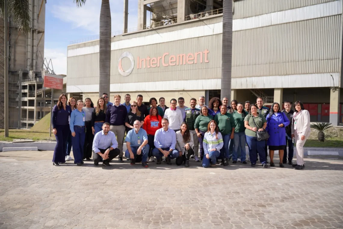 Após o lançamento, participantes do projeto Minas Recicla visitam a fábrica da InterCement Brasil, em Ijaci