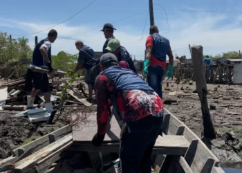 Governo de SP retira mais de 164 toneladas de lixo do mar no litoral paulista