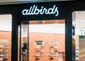 Allbirds muda identidade corporativa para Smartbird e nomeia ex-executiva da AWS como novo CEO