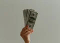 Dólar abre em queda com petróleo em baixa e Selic no radar