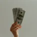 Dólar abre em queda com petróleo em baixa e Selic no radar