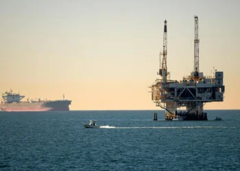 Petróleo sobe mais de 4% após Irã e Israel romperem cessar-fogo